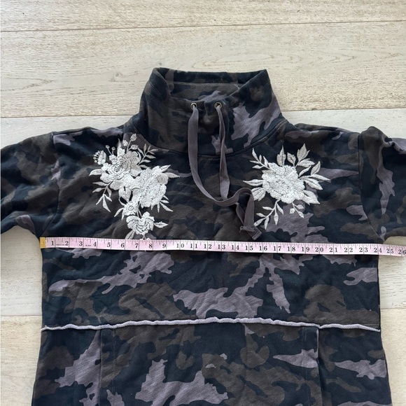 Johnny Was- Women’s Santal Camo Drawstring Turtleneck Sweatshirt Embroidered PM - Picture 6 of 10